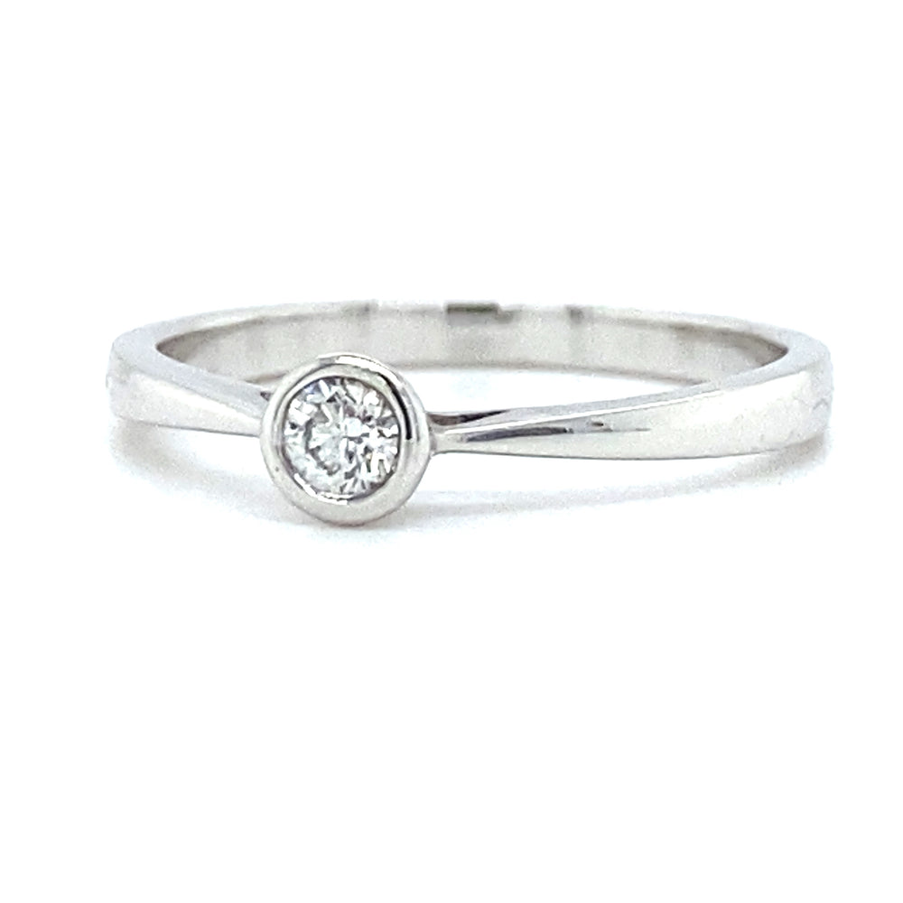
                      
                        Wit gouden solitair ring met ronde zetting bezet met 1 briljant geslepen diamant van 0.10 crt kleur Top Wesselton kwaliteit SI Zetting: Ø 4mm Model R 8359
                      
                    