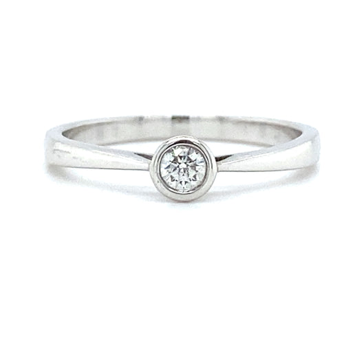 Wit gouden solitair ring met ronde zetting bezet met 1 briljant geslepen diamant van 0.10 crt kleur Top Wesselton kwaliteit SI Zetting: Ø 4mm Model R 8359