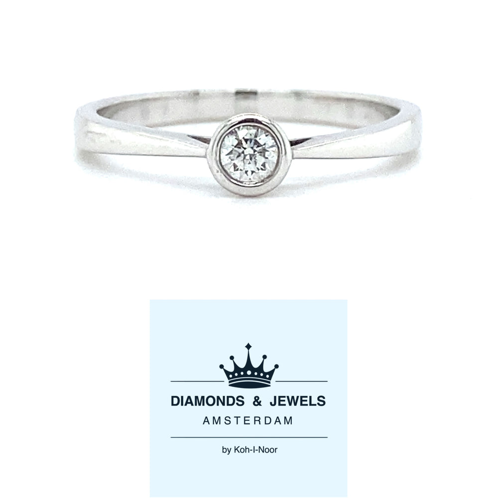 Wit gouden solitair ring met ronde zetting bezet met 1 briljant geslepen diamant van 0.10 crt kleur Top Wesselton kwaliteit SI Zetting: Ø 4mm Model R 8359