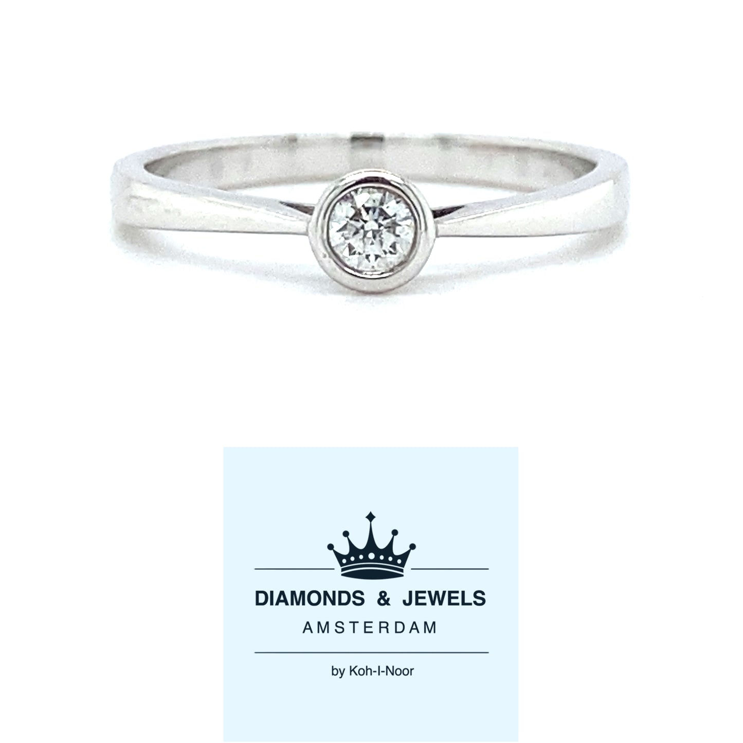 Wit gouden solitair ring met ronde zetting bezet met 1 briljant geslepen diamant van 0.10 crt kleur Top Wesselton kwaliteit SI Zetting: Ø 4mm Model R 8359