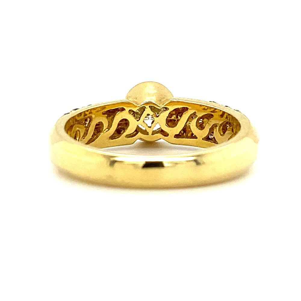 
                      
                        Brede 18 krt geel gouden solitair rijring met 1 briljant geslepen diamant kleur I kwaliteit SI2 en 30 briljant geslepen diamanten  kleur brown kwaliteit SI model R 8397 
                      
                    