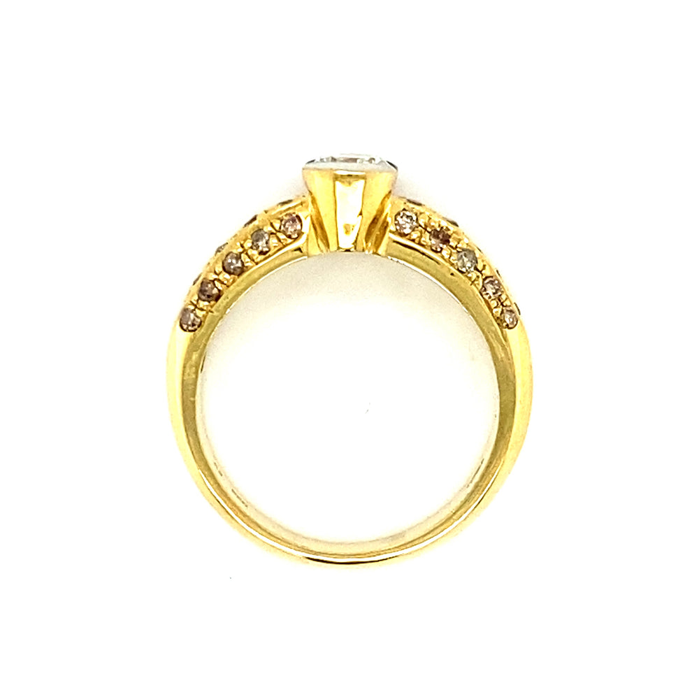 
                      
                        Brede 18 krt geel gouden solitair rijring met 1 briljant geslepen diamant kleur I kwaliteit SI2 en 30 briljant geslepen diamanten  kleur brown kwaliteit SI model R 8397 
                      
                    