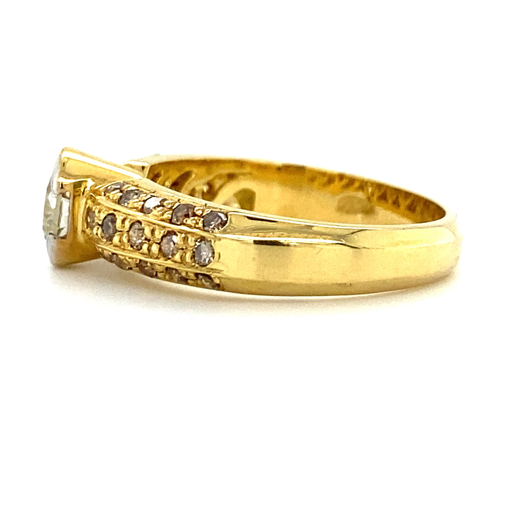 
                      
                        Brede 18 krt geel gouden solitair rijring met 1 briljant geslepen diamant kleur I kwaliteit SI2 en 30 briljant geslepen diamanten  kleur brown kwaliteit SI model R 8397 
                      
                    