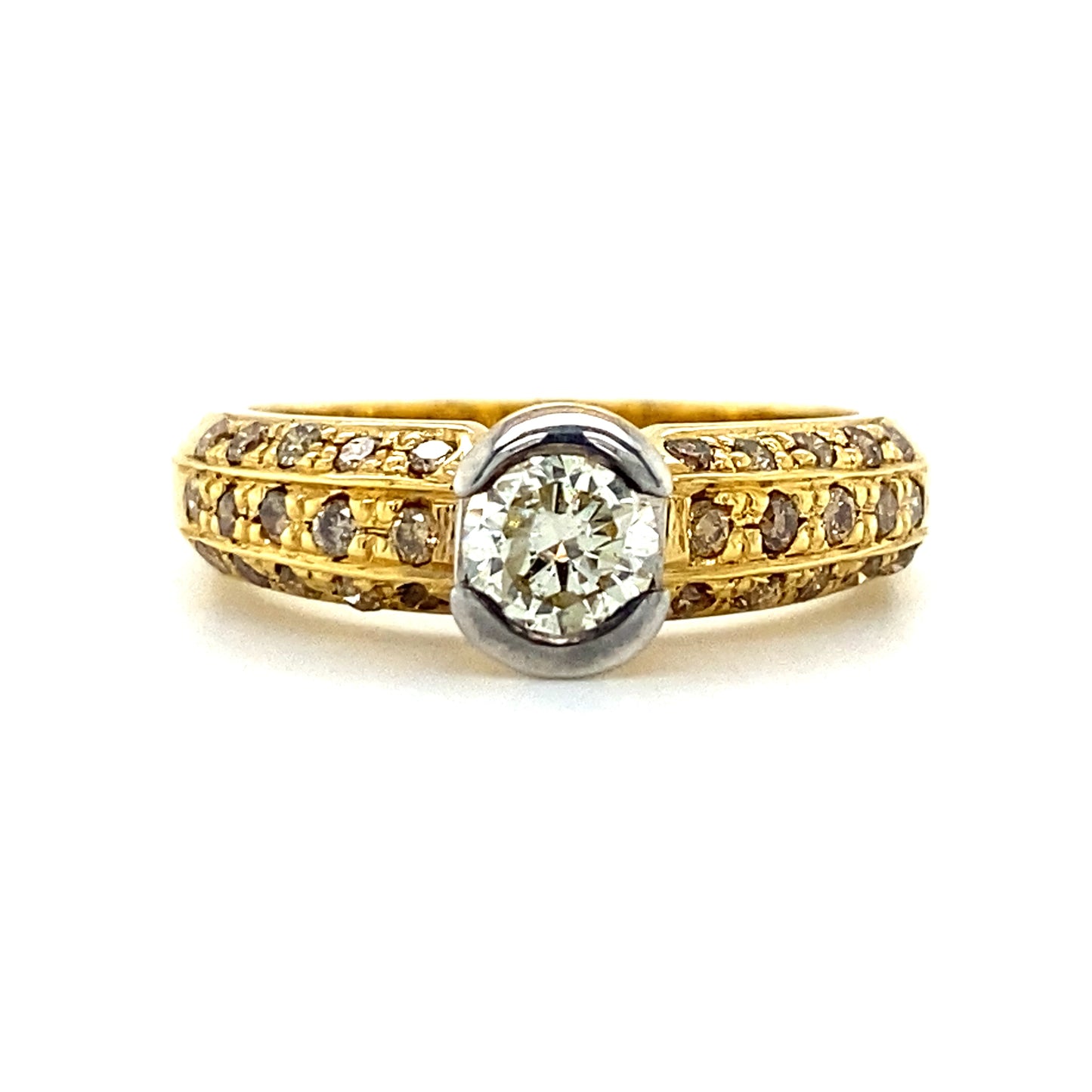 Brede 18 krt geel gouden solitair rijring met 1 briljant geslepen diamant kleur I kwaliteit SI2 en 30 briljant geslepen diamanten  kleur brown kwaliteit SI model R 8397 