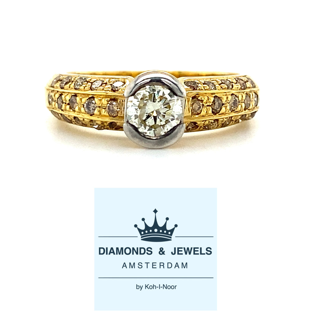 Brede 18 krt geel gouden solitair rijring met 1 briljant geslepen diamant kleur I kwaliteit SI2 en 30 briljant geslepen diamanten  kleur brown kwaliteit SI model R 8397 