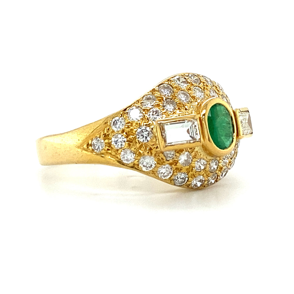 
                      
                        18 karaat geel gouden fantasie pavé ring met een smaragd van 0.30 crt, 2 baguette geslepen diamanten met een totaalgewicht van 0.50 crt en 42 briljant geslepen diamanten met een totaalgewicht van 1.00 crt kleur G kwaliteit SI model r845 €2950
                      
                    