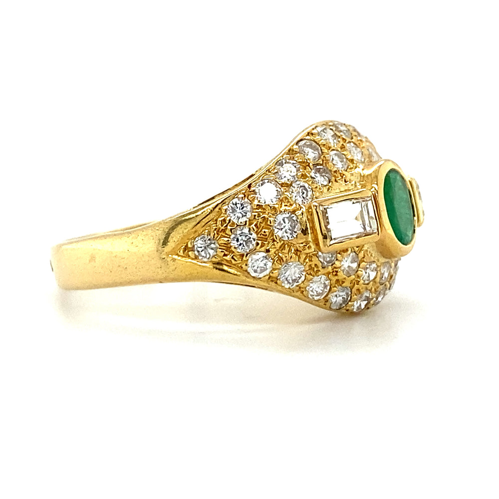 
                      
                        18 karaat geel gouden fantasie pavé ring met een smaragd van 0.30 crt, 2 baguette geslepen diamanten met een totaalgewicht van 0.50 crt en 42 briljant geslepen diamanten met een totaalgewicht van 1.00 crt kleur G kwaliteit SI model r845 €2950
                      
                    