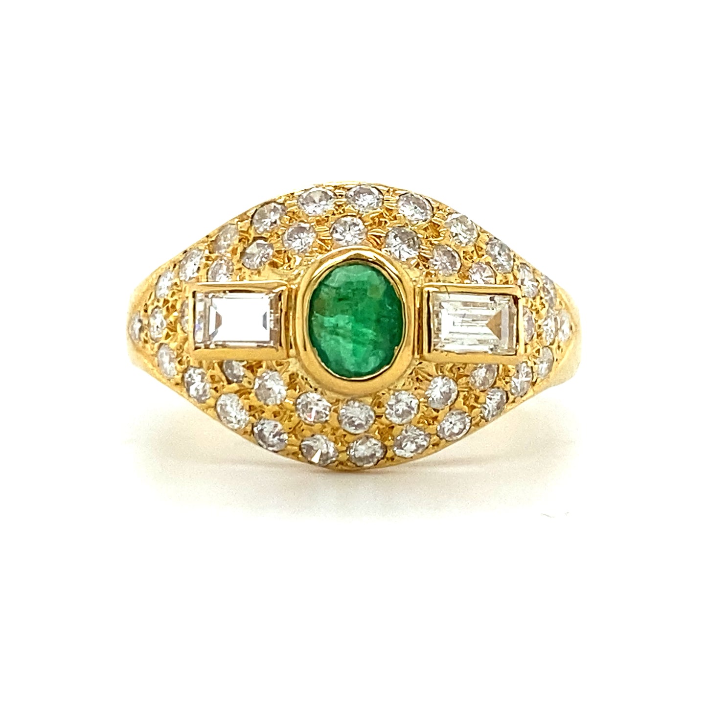 18 karaat geel gouden fantasie pavé ring met een smaragd van 0.30 crt, 2 baguette geslepen diamanten met een totaalgewicht van 0.50 crt en 42 briljant geslepen diamanten met een totaalgewicht van 1.00 crt kleur G kwaliteit SI model r845 €2950