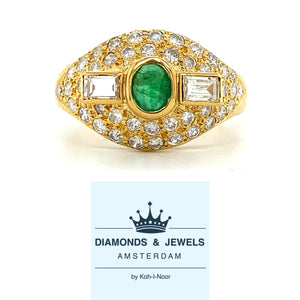 18 karaat geel gouden fantasie pavé ring met een smaragd van 0.30 crt, 2 baguette geslepen diamanten met een totaalgewicht van 0.50 crt en 42 briljant geslepen diamanten met een totaalgewicht van 1.00 crt kleur G kwaliteit SI model r845 €2950
