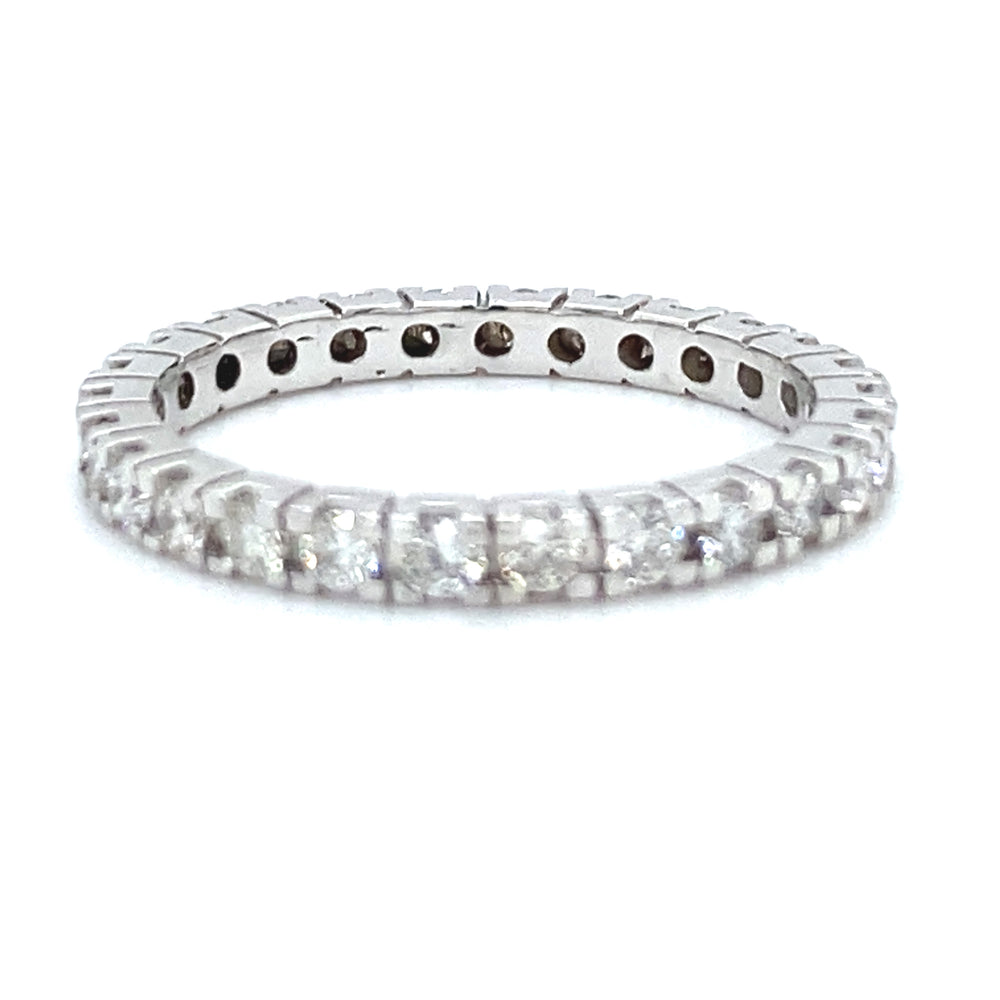 
                      
                        14 karaats witgouden alliance rijring Eternity van 2.4 gram. Bezet met 26 briljant geslepen diamanten met een totaalgewicht van 0.97 crt kleur top wesselton kwaliteit si Model R 8518
                      
                    