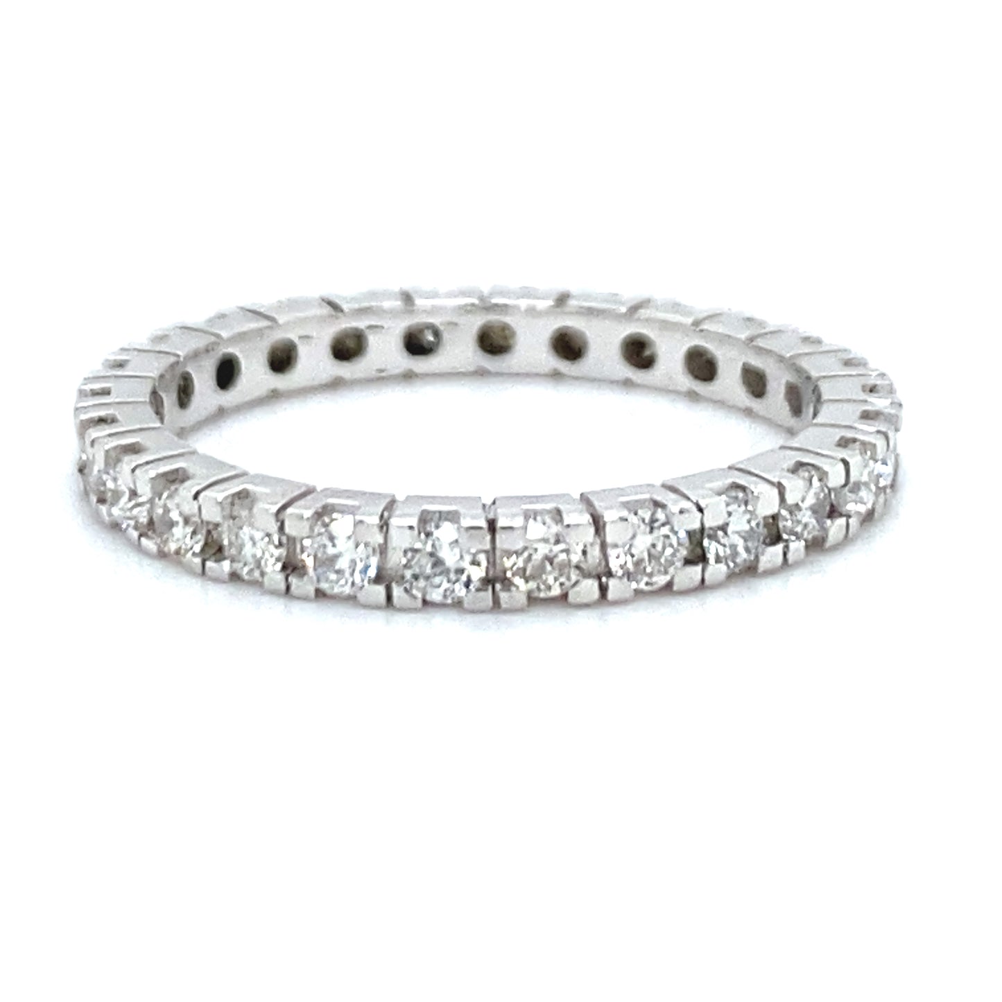 14 karaats witgouden alliance rijring Eternity van 2.4 gram. Bezet met 26 briljant geslepen diamanten met een totaalgewicht van 0.97 crt kleur top wesselton kwaliteit si Model R 8518