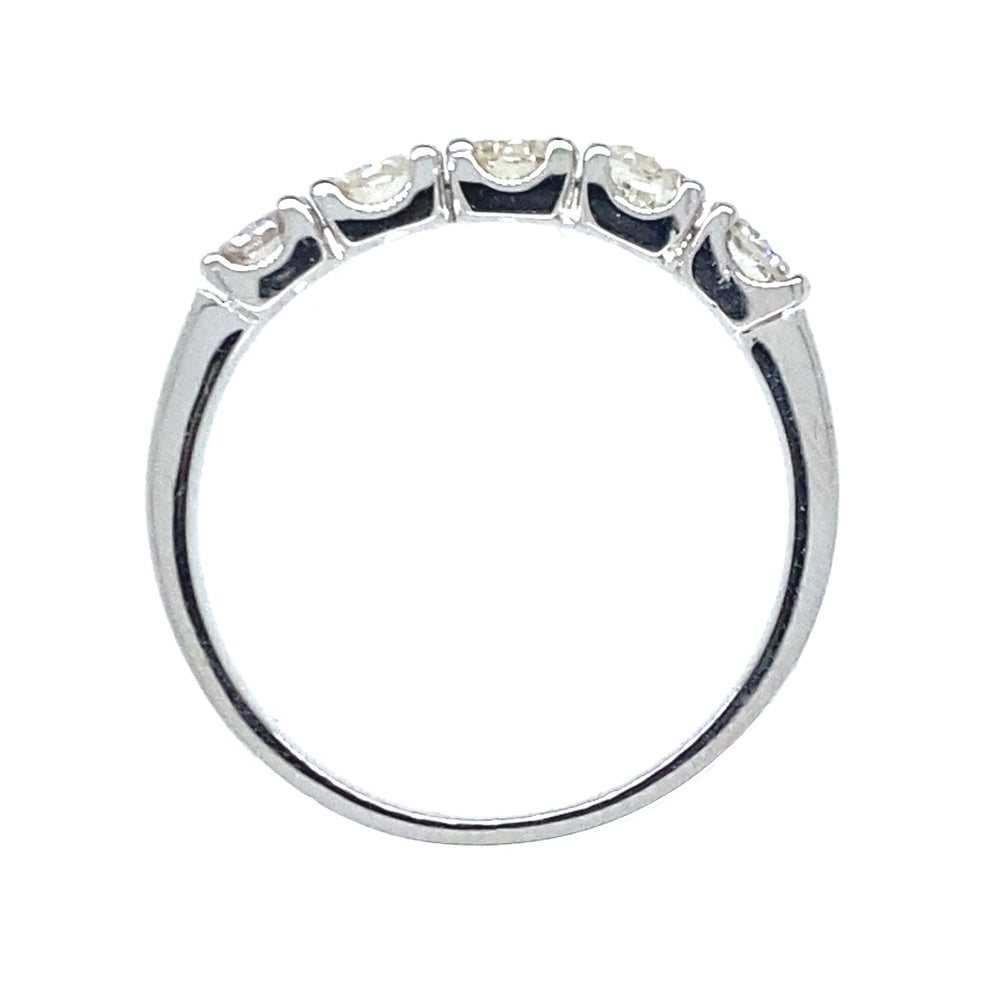 
                      
                        14 krt witgouden rijring van 3.2 gram en 3 mm breed. Bezet met 5 briljant geslepen diamanten met een totaalgewicht van 0.91 crt kleur top wesselton kwaliteit vs Model R 8619
                      
                    