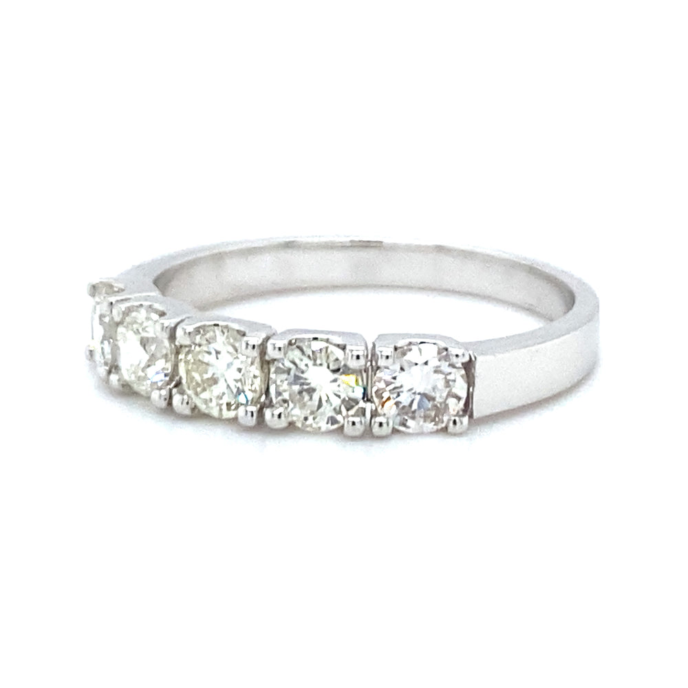 
                      
                        14 krt witgouden rijring van 3.2 gram en 3 mm breed. Bezet met 5 briljant geslepen diamanten met een totaalgewicht van 0.91 crt kleur top wesselton kwaliteit vs Model R 8619
                      
                    