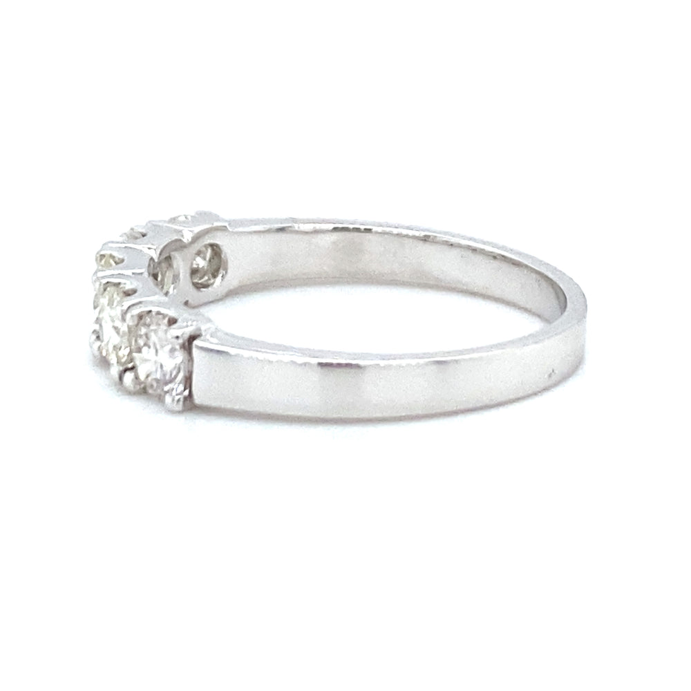 
                      
                        14 krt witgouden rijring van 3.2 gram en 3 mm breed. Bezet met 5 briljant geslepen diamanten met een totaalgewicht van 0.91 crt kleur top wesselton kwaliteit vs Model R 8619
                      
                    