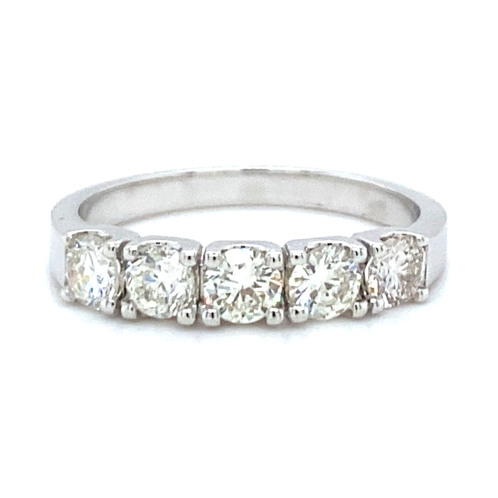 14 krt witgouden rijring van 3.2 gram en 3 mm breed. Bezet met 5 briljant geslepen diamanten met een totaalgewicht van 0.91 crt kleur top wesselton kwaliteit vs Model R 8619