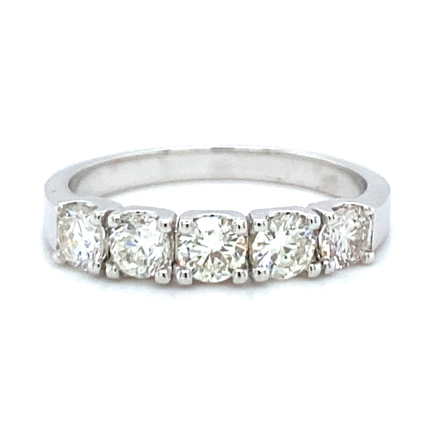 14 krt witgouden rijring van 3.2 gram en 3 mm breed. Bezet met 5 briljant geslepen diamanten met een totaalgewicht van 0.91 crt kleur top wesselton kwaliteit vs Model R 8619