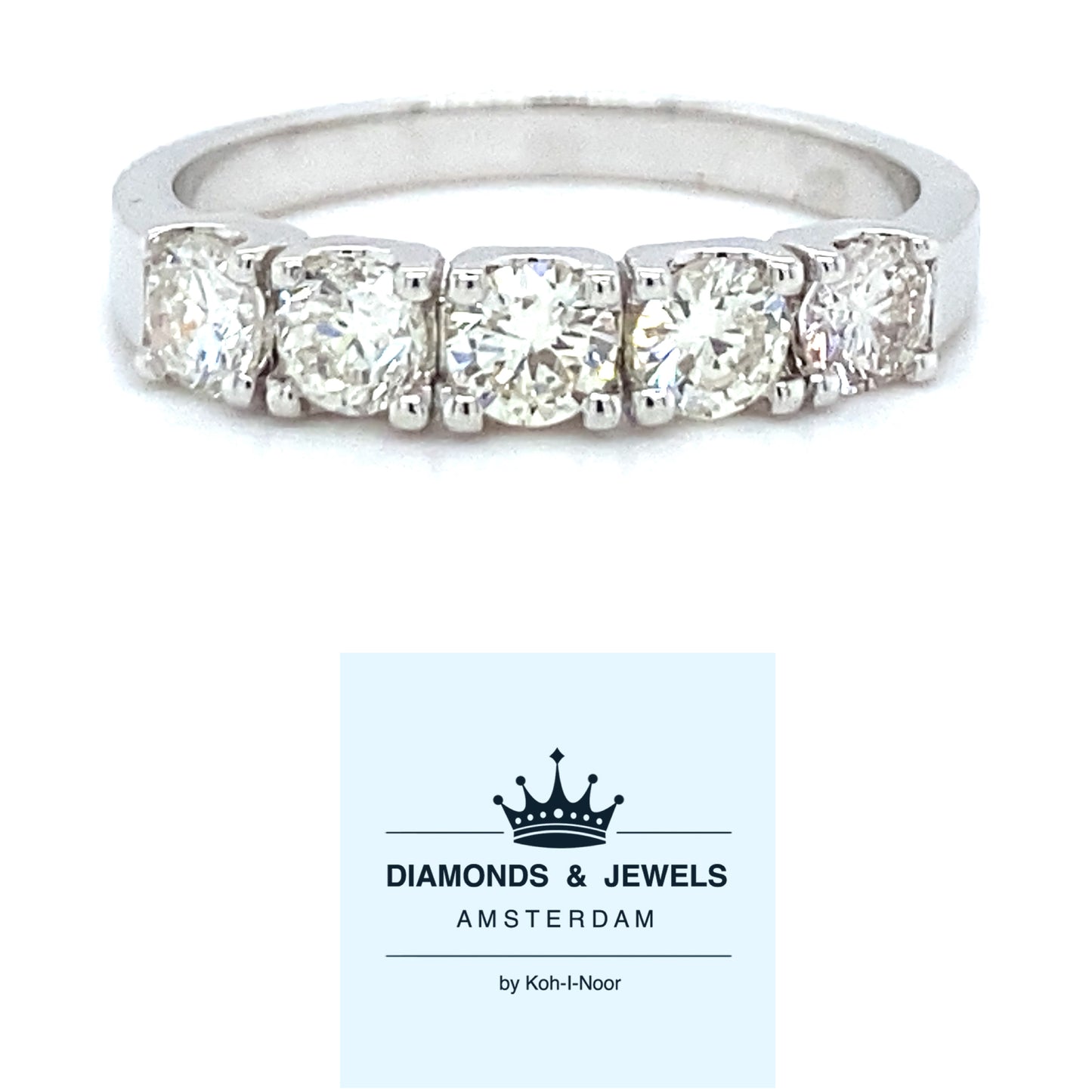 14 krt witgouden rijring van 3.2 gram en 3 mm breed. Bezet met 5 briljant geslepen diamanten met een totaalgewicht van 0.91 crt kleur top wesselton kwaliteit vs Model R 8619