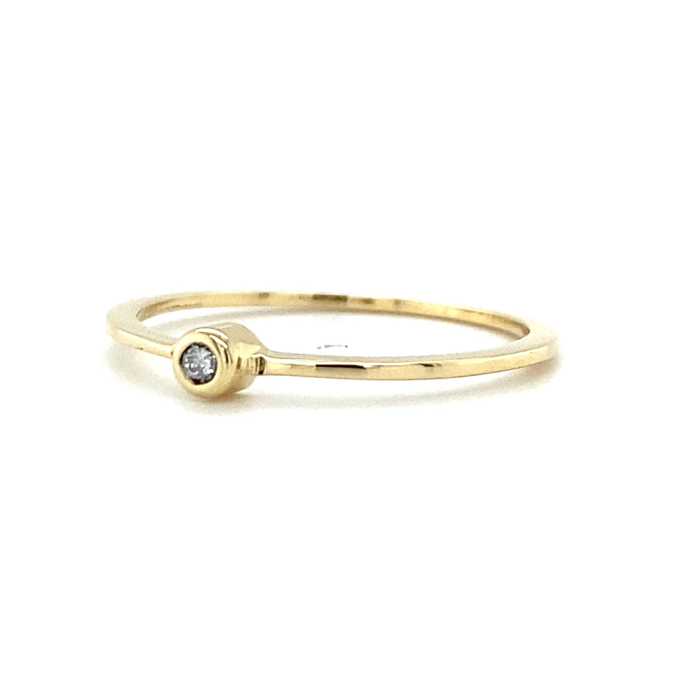 
                      
                        geelgouden solitaire ring van 1 gram en 1 mm breed. Bezet met 1 briljant geslepen diamant van 0.03crt kleur top wesselton kwaliteit vs  model r9904
                      
                    