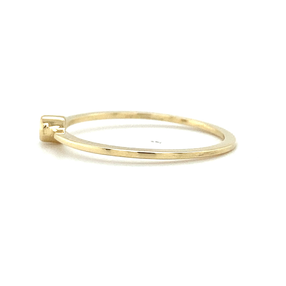 
                      
                        geelgouden solitaire ring van 1 gram en 1 mm breed. Bezet met 1 briljant geslepen diamant van 0.03crt kleur top wesselton kwaliteit vs  model r9904
                      
                    
