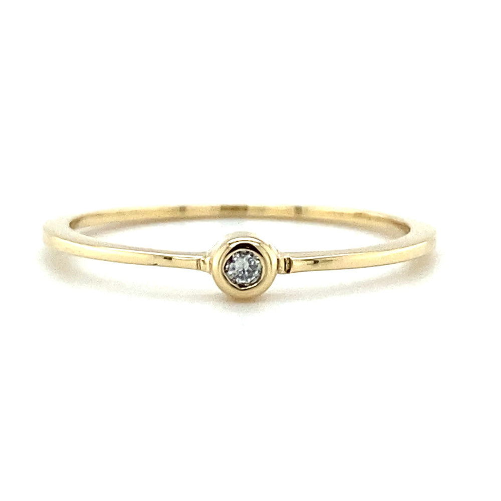geelgouden solitaire ring van 1 gram en 1 mm breed. Bezet met 1 briljant geslepen diamant van 0.03crt kleur top wesselton kwaliteit vs  model r9904