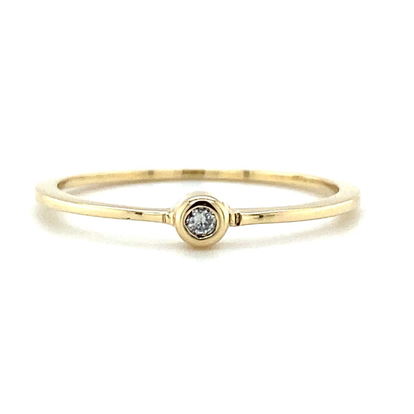 geelgouden solitaire ring van 1 gram en 1 mm breed. Bezet met 1 briljant geslepen diamant van 0.03crt kleur top wesselton kwaliteit vs  model r9904