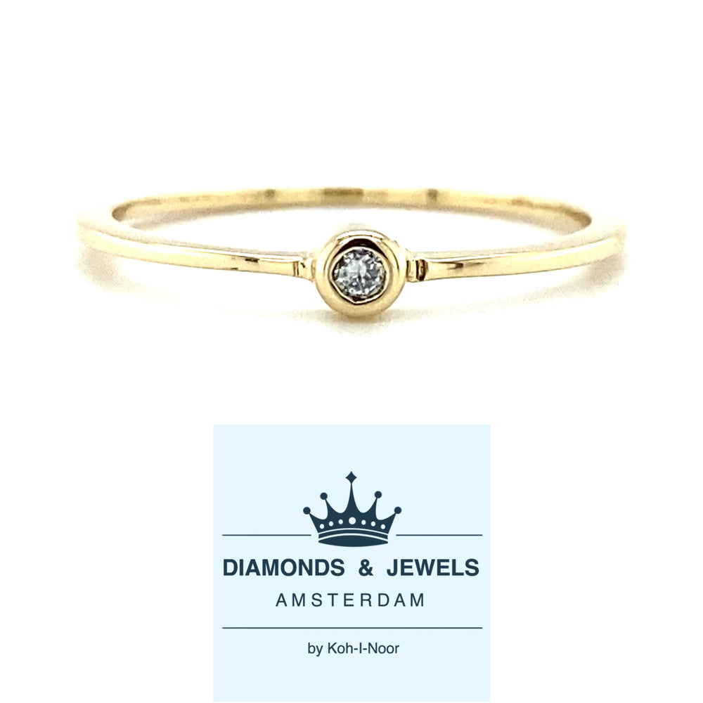 geelgouden solitaire ring van 1 gram en 1 mm breed. Bezet met 1 briljant geslepen diamant van 0.03crt kleur top wesselton kwaliteit vs  model r9904
