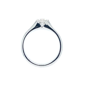 Witgouden open solitair ring van 2.1 gram. Bezet met 1 briljant geslepen diamant van 0.26 crt kleur Top Wesselton kwaliteit VVS Ø 4 mm Model R 8649 