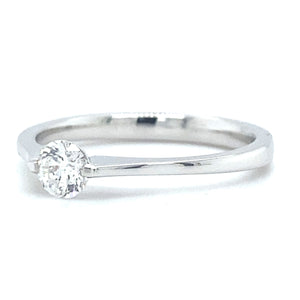 Witgouden open solitair ring van 2.1 gram. Bezet met 1 briljant geslepen diamant van 0.26 crt kleur Top Wesselton kwaliteit VVS Ø 4 mm Model R 8649 