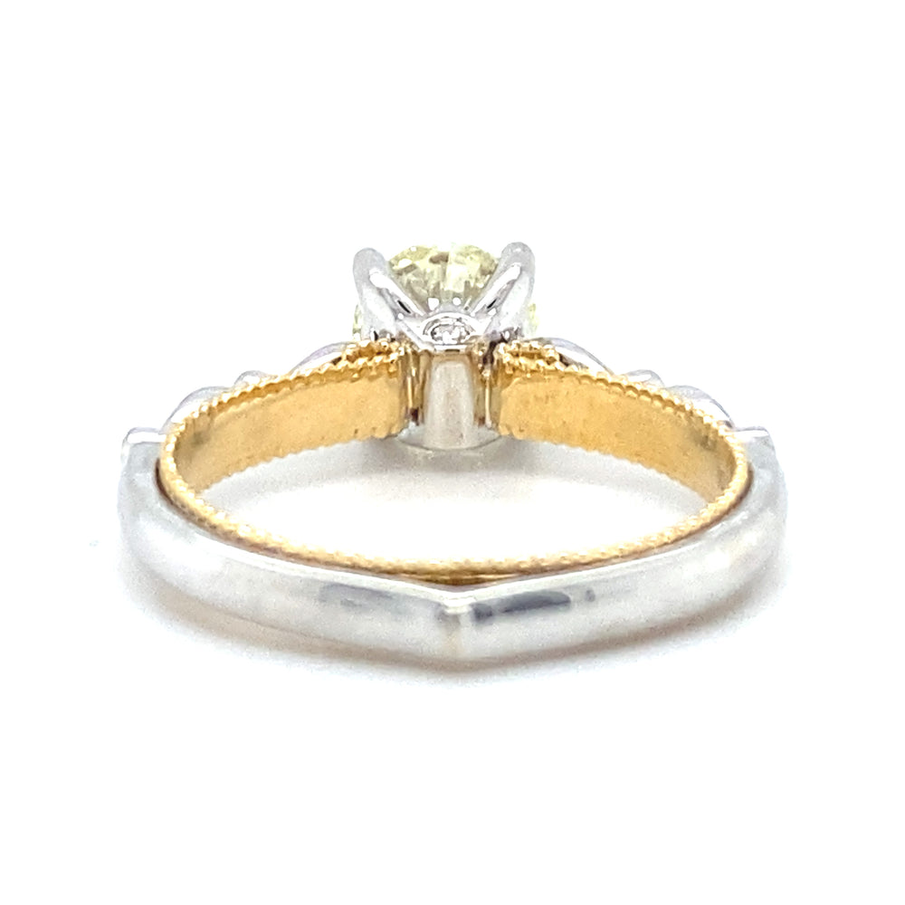 
                      
                        18 karaats wit met geel gouden fantasie ring van 4.15 gram en 3mm breed. Bezet met 1 briljant geslepen diamant van 1.12 crt kleur lichtgeel kwaliteit vs2 en 14 briljant geslepen diamanten met een totaalgewicht van 0.09 crt kleur G kwaliteit vs2 Model R8720
                      
                    