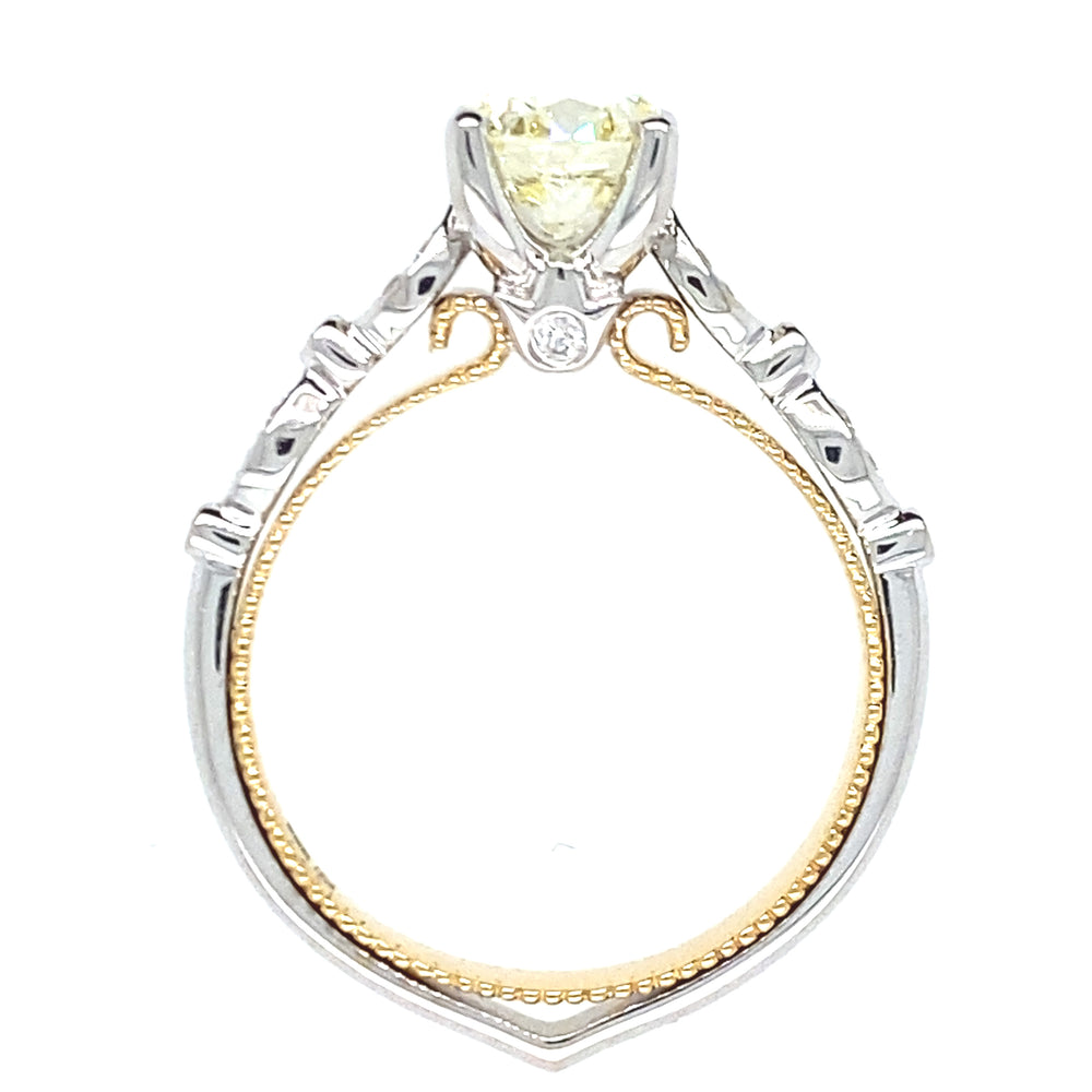 
                      
                        18 karaats wit met geel gouden fantasie ring van 4.15 gram en 3mm breed. Bezet met 1 briljant geslepen diamant van 1.12 crt kleur lichtgeel kwaliteit vs2 en 14 briljant geslepen diamanten met een totaalgewicht van 0.09 crt kleur G kwaliteit vs2 Model R8720
                      
                    