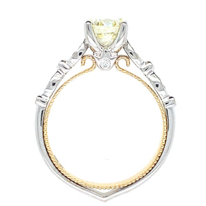 18 karaats wit met geel gouden fantasie ring van 4.15 gram en 3mm breed. Bezet met 1 briljant geslepen diamant van 1.12 crt kleur lichtgeel kwaliteit vs2 en 14 briljant geslepen diamanten met een totaalgewicht van 0.09 crt kleur G kwaliteit vs2 Model R8720