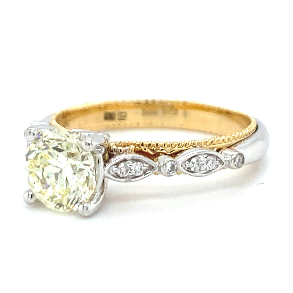 
                      
                        18 karaats wit met geel gouden fantasie ring van 4.15 gram en 3mm breed. Bezet met 1 briljant geslepen diamant van 1.12 crt kleur lichtgeel kwaliteit vs2 en 14 briljant geslepen diamanten met een totaalgewicht van 0.09 crt kleur G kwaliteit vs2 Model R8720
                      
                    