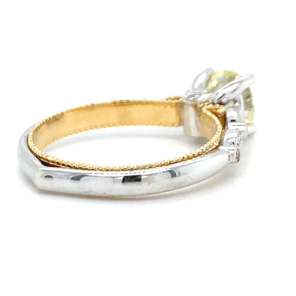 
                      
                        18 karaats wit met geel gouden fantasie ring van 4.15 gram en 3mm breed. Bezet met 1 briljant geslepen diamant van 1.12 crt kleur lichtgeel kwaliteit vs2 en 14 briljant geslepen diamanten met een totaalgewicht van 0.09 crt kleur G kwaliteit vs2 Model R8720
                      
                    