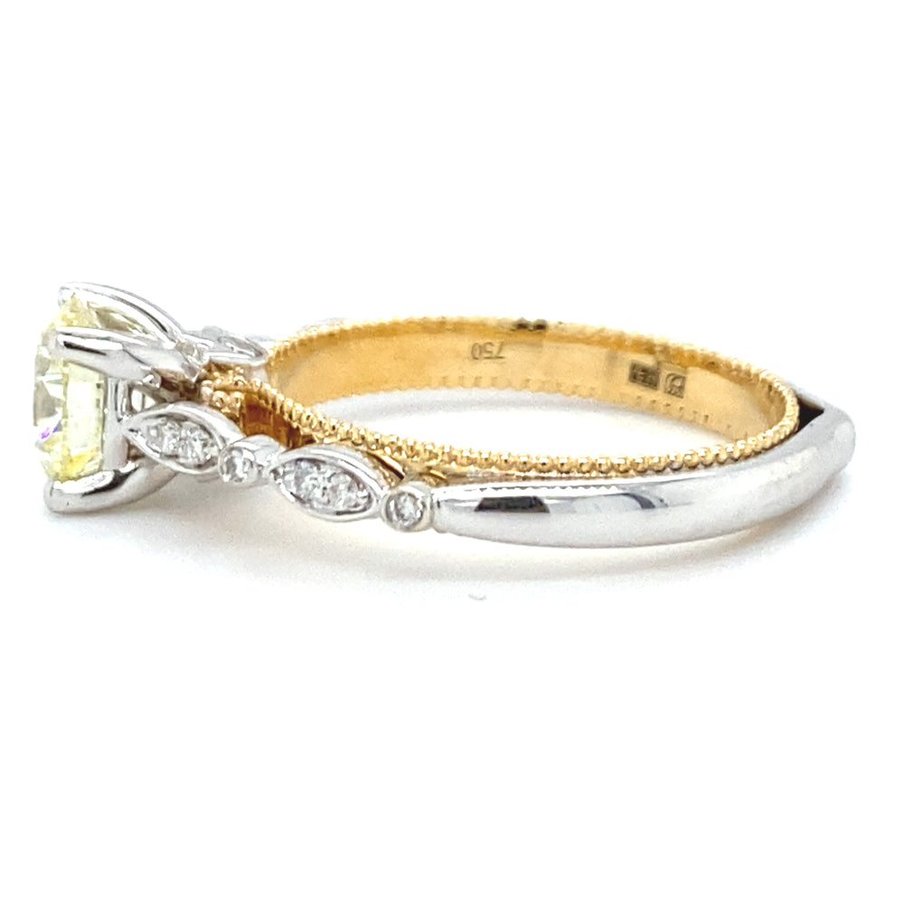 
                      
                        18 karaats wit met geel gouden fantasie ring van 4.15 gram en 3mm breed. Bezet met 1 briljant geslepen diamant van 1.12 crt kleur lichtgeel kwaliteit vs2 en 14 briljant geslepen diamanten met een totaalgewicht van 0.09 crt kleur G kwaliteit vs2 Model R8720
                      
                    