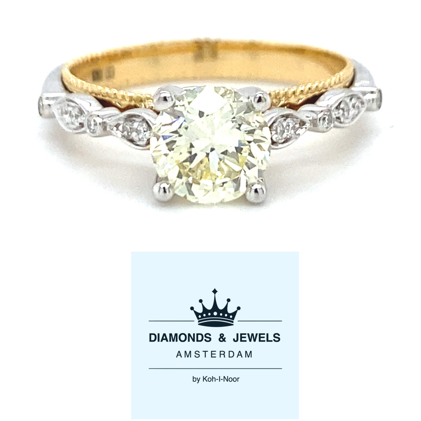 18 karaats wit met geel gouden fantasie ring van 4.15 gram en 3mm breed. Bezet met 1 briljant geslepen diamant van 1.12 crt kleur lichtgeel kwaliteit vs2 en 14 briljant geslepen diamanten met een totaalgewicht van 0.09 crt kleur G kwaliteit vs2 Model R8720