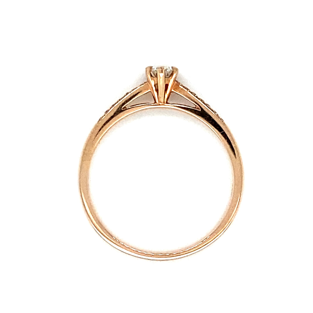 
                      
                        Roségouden solitair rijring bezet met 0.21crt aan briljant geslepen diamanten model R 8748 €765
                      
                    