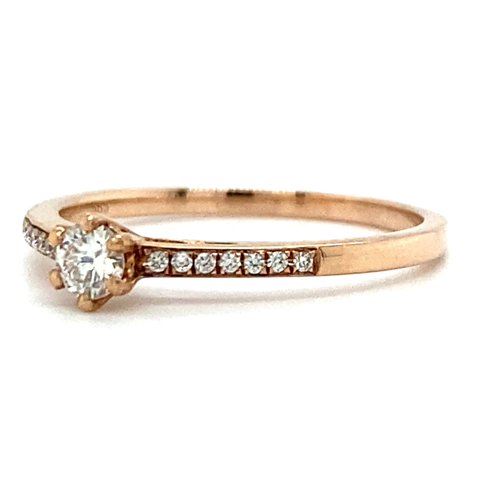 
                      
                        Roségouden solitair rijring bezet met 0.21crt aan briljant geslepen diamanten model R 8748 €765
                      
                    