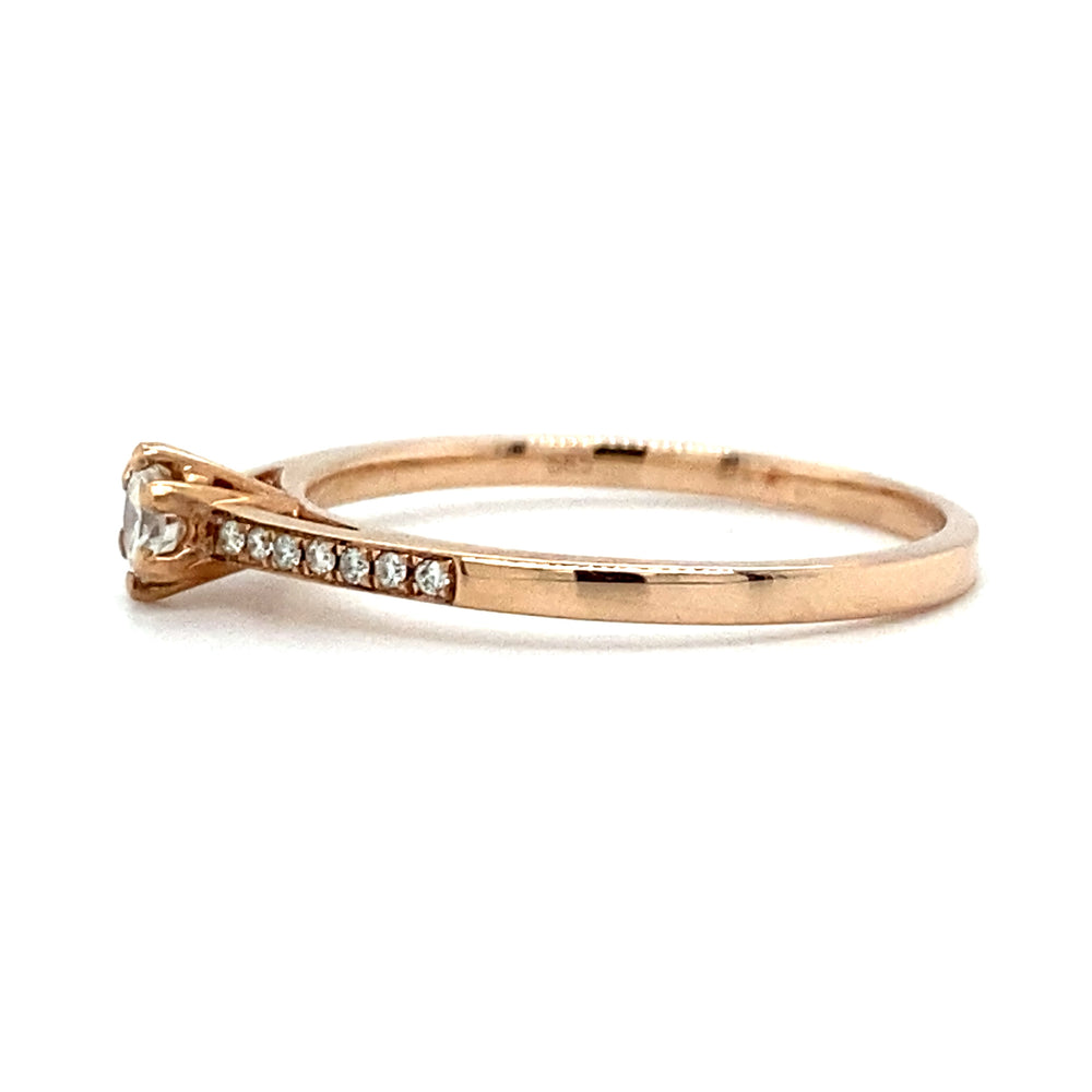
                      
                        Roségouden solitair rijring bezet met 0.21crt aan briljant geslepen diamanten model R 8748 €765
                      
                    
