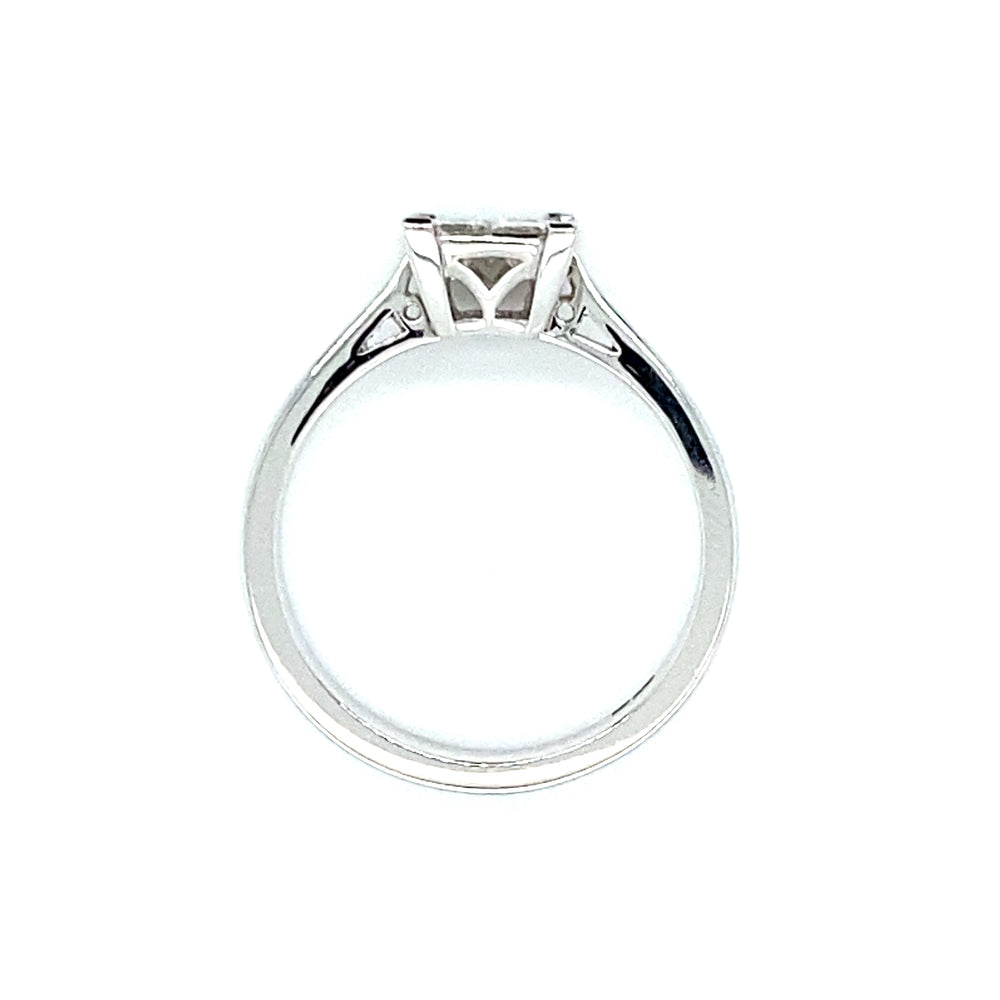 
                      
                        18 karaat witgouden ring van 3.7 gram met 4 vierkante Prinses geslepen diamanten met een totaalgewicht van 0.63 crt kleur G kwaliteit VS1 model r8768
                      
                    