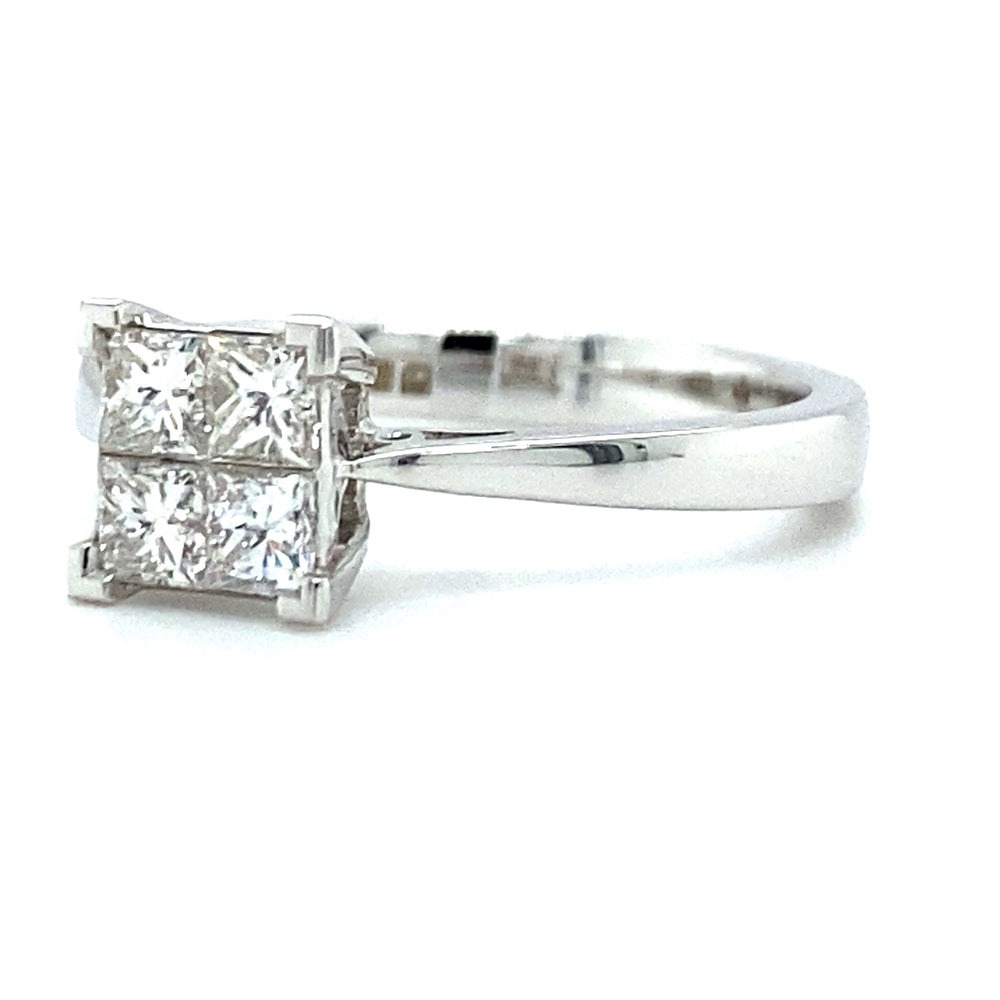 
                      
                        18 karaat witgouden ring van 3.7 gram met 4 vierkante Prinses geslepen diamanten met een totaalgewicht van 0.63 crt kleur G kwaliteit VS1 model r8768
                      
                    