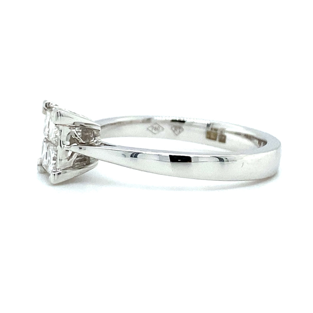
                      
                        18 karaat witgouden ring van 3.7 gram met 4 vierkante Prinses geslepen diamanten met een totaalgewicht van 0.63 crt kleur G kwaliteit VS1 model r8768
                      
                    