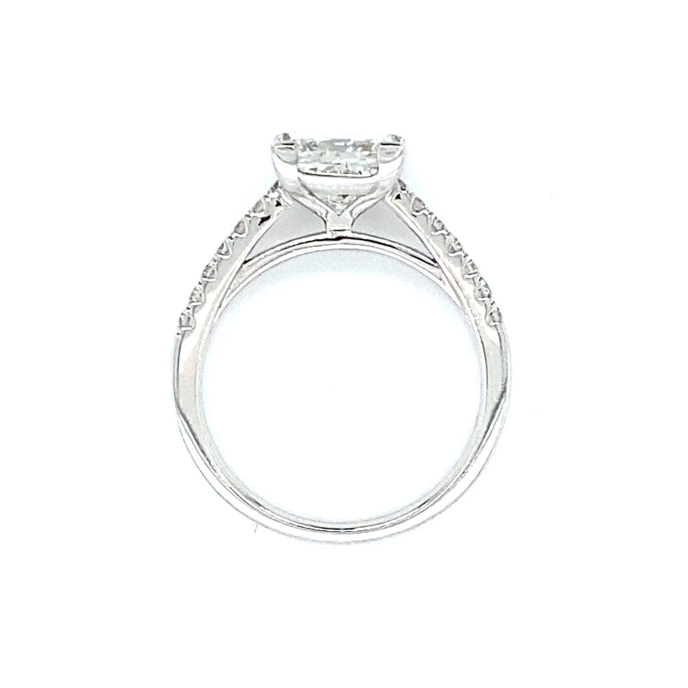 
                      
                        Bijzondere 18 karaat witgouden solitair pavéring van 3.4 gram. Bezet met 1 prinses geslepen diamant van 2.11 crt kleur E kwaliteit VVS2 en 14 briljant geslepen diamanten met een totaalgewicht van 0.29 crt kleur E kwaliteit VVS2 Zetting: 7.5x8mm Model R 8831
                      
                    