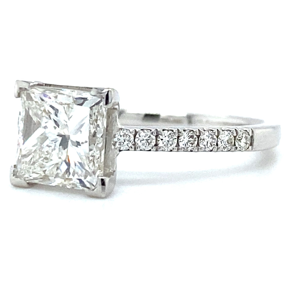 
                      
                        Bijzondere 18 karaat witgouden solitair pavéring van 3.4 gram. Bezet met 1 prinses geslepen diamant van 2.11 crt kleur E kwaliteit VVS2 en 14 briljant geslepen diamanten met een totaalgewicht van 0.29 crt kleur E kwaliteit VVS2 Zetting: 7.5x8mm Model R 8831
                      
                    