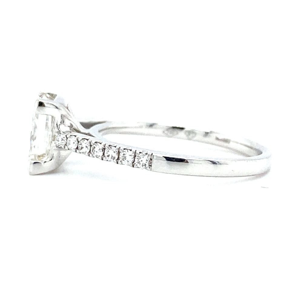 
                      
                        Bijzondere 18 karaat witgouden solitair pavéring van 3.4 gram. Bezet met 1 prinses geslepen diamant van 2.11 crt kleur E kwaliteit VVS2 en 14 briljant geslepen diamanten met een totaalgewicht van 0.29 crt kleur E kwaliteit VVS2 Zetting: 7.5x8mm Model R 8831
                      
                    