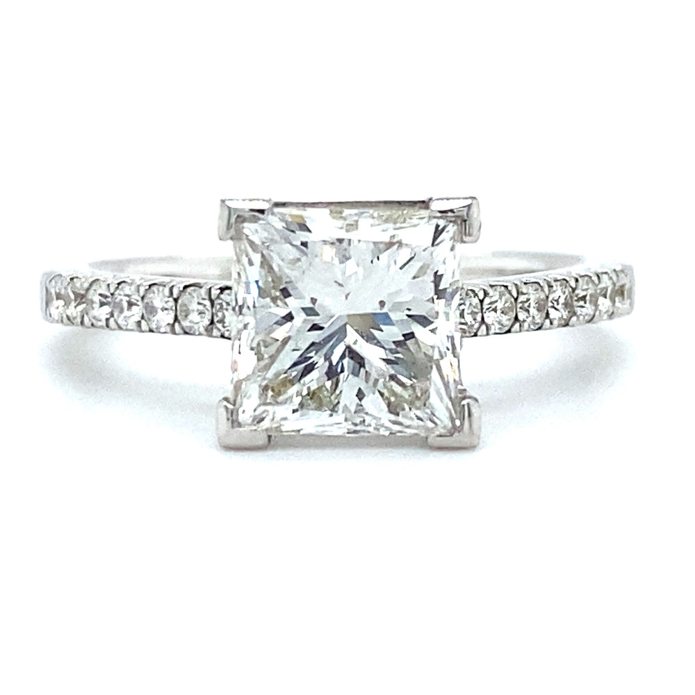 Bijzondere 18 karaat witgouden solitair pavéring van 3.4 gram. Bezet met 1 prinses geslepen diamant van 2.11 crt kleur E kwaliteit VVS2 en 14 briljant geslepen diamanten met een totaalgewicht van 0.29 crt kleur E kwaliteit VVS2 Zetting: 7.5x8mm Model R 8831