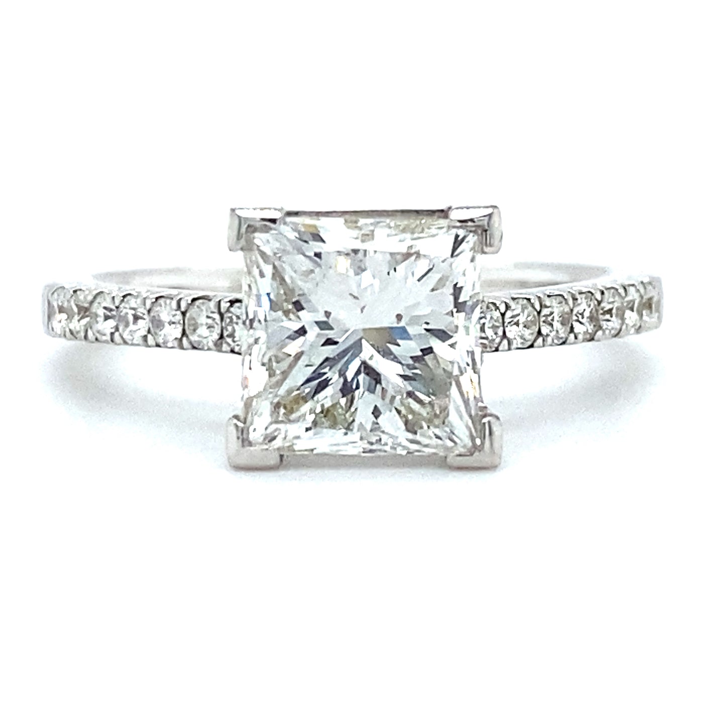 Bijzondere 18 karaat witgouden solitair pavéring van 3.4 gram. Bezet met 1 prinses geslepen diamant van 2.11 crt kleur E kwaliteit VVS2 en 14 briljant geslepen diamanten met een totaalgewicht van 0.29 crt kleur E kwaliteit VVS2 Zetting: 7.5x8mm Model R 8831
