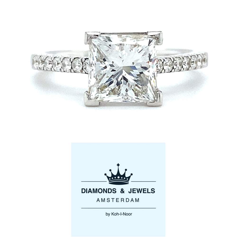 Bijzondere 18 karaat witgouden solitair pavéring van 3.4 gram. Bezet met 1 prinses geslepen diamant van 2.11 crt kleur E kwaliteit VVS2 en 14 briljant geslepen diamanten met een totaalgewicht van 0.29 crt kleur E kwaliteit VVS2 Zetting: 7.5x8mm Model R 8831