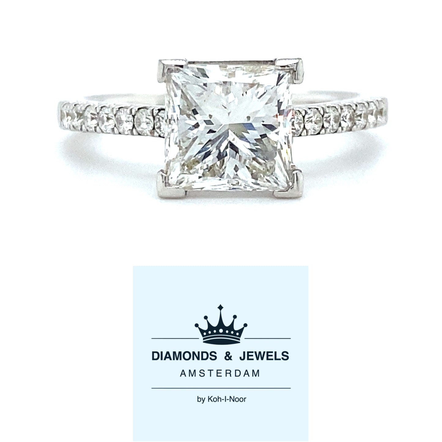 Bijzondere 18 karaat witgouden solitair pavéring van 3.4 gram. Bezet met 1 prinses geslepen diamant van 2.11 crt kleur E kwaliteit VVS2 en 14 briljant geslepen diamanten met een totaalgewicht van 0.29 crt kleur E kwaliteit VVS2 Zetting: 7.5x8mm Model R 8831
