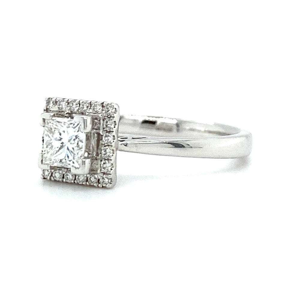 
                      
                        18krt witgouden vierkante halo ring bezet met 1 prinses geslepen diamant van 0.47crt kleur Top Wesselton kwaliteit vvs en 20 briljant geslepen diamanten met een totaalgewicht van 0.15crt kleur top wesselton kwaliteit vvs maat 17/53 model r8843 €1969
                      
                    