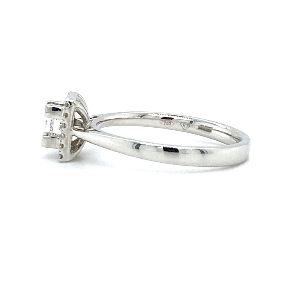 
                      
                        18krt witgouden vierkante halo ring bezet met 1 prinses geslepen diamant van 0.47crt kleur Top Wesselton kwaliteit vvs en 20 briljant geslepen diamanten met een totaalgewicht van 0.15crt kleur top wesselton kwaliteit vvs maat 17/53 model r8843 €1969
                      
                    